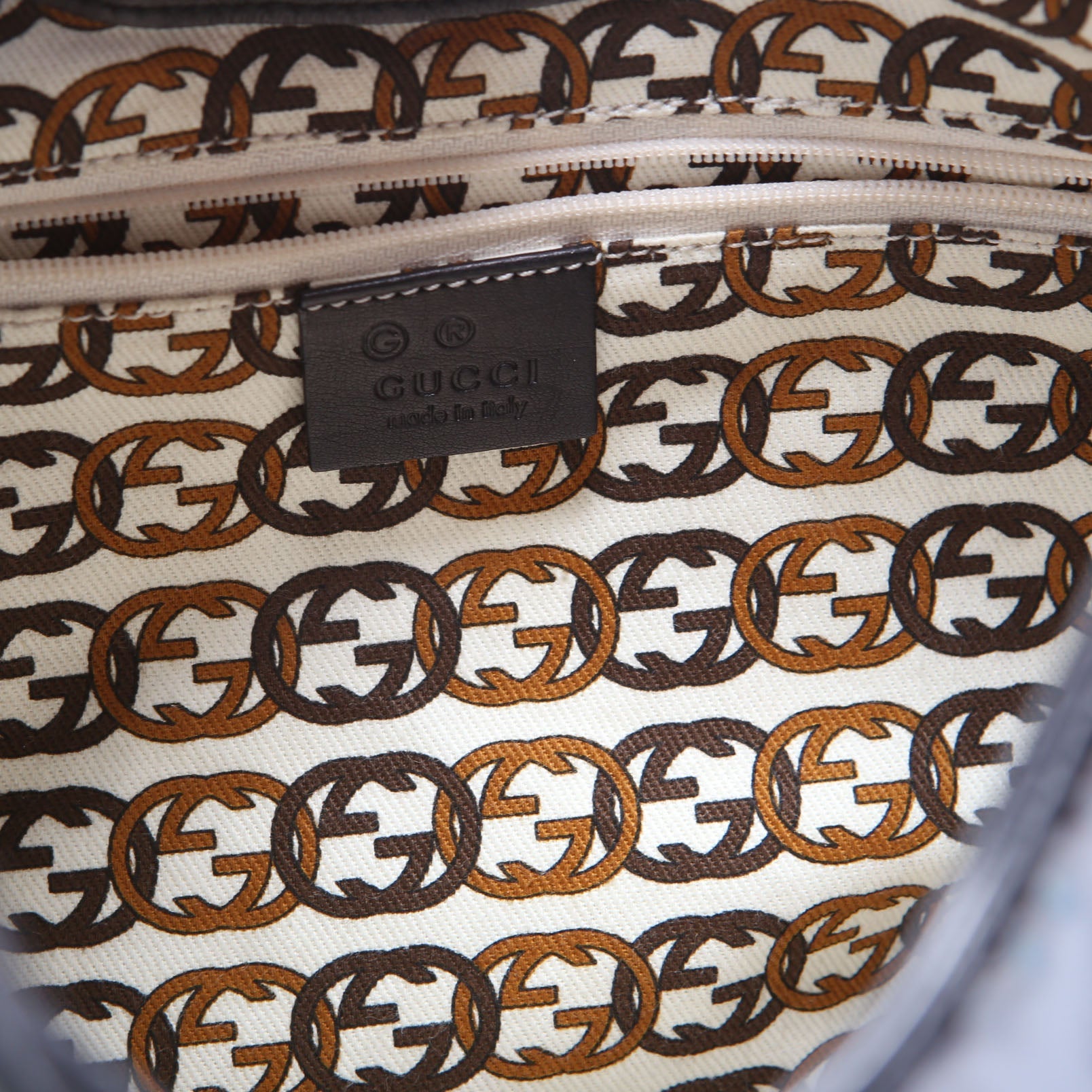 257265 Colbert Small Patent Hobo Vitnage