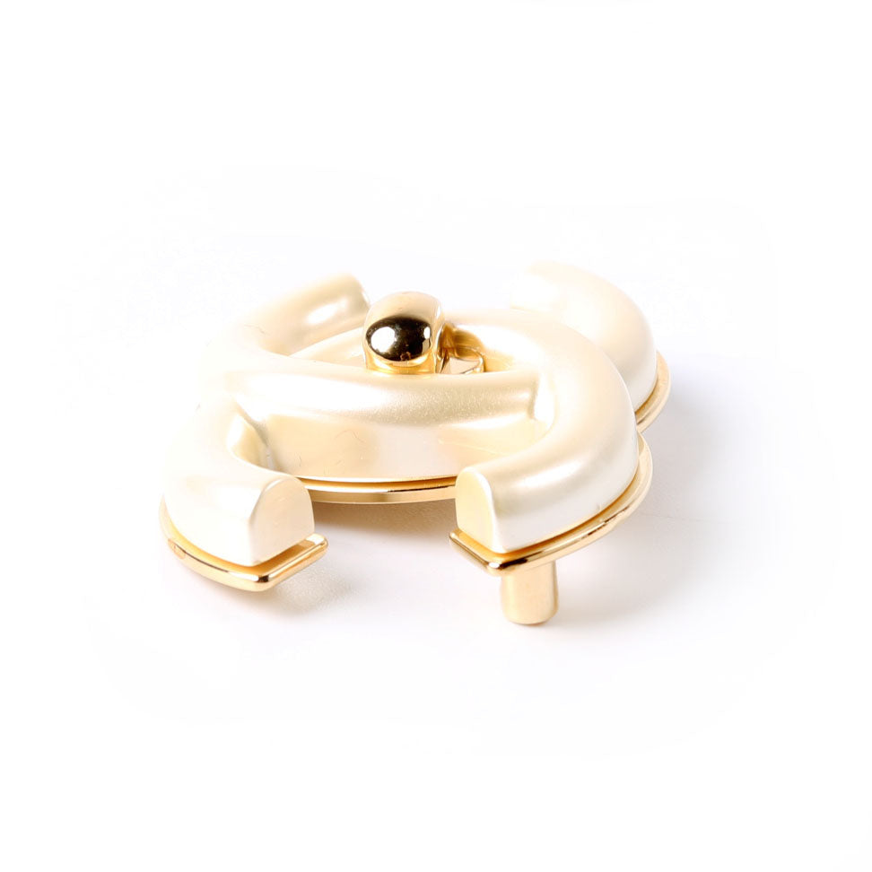 CC Pearl Turnlock Brooch Gold/Pearl