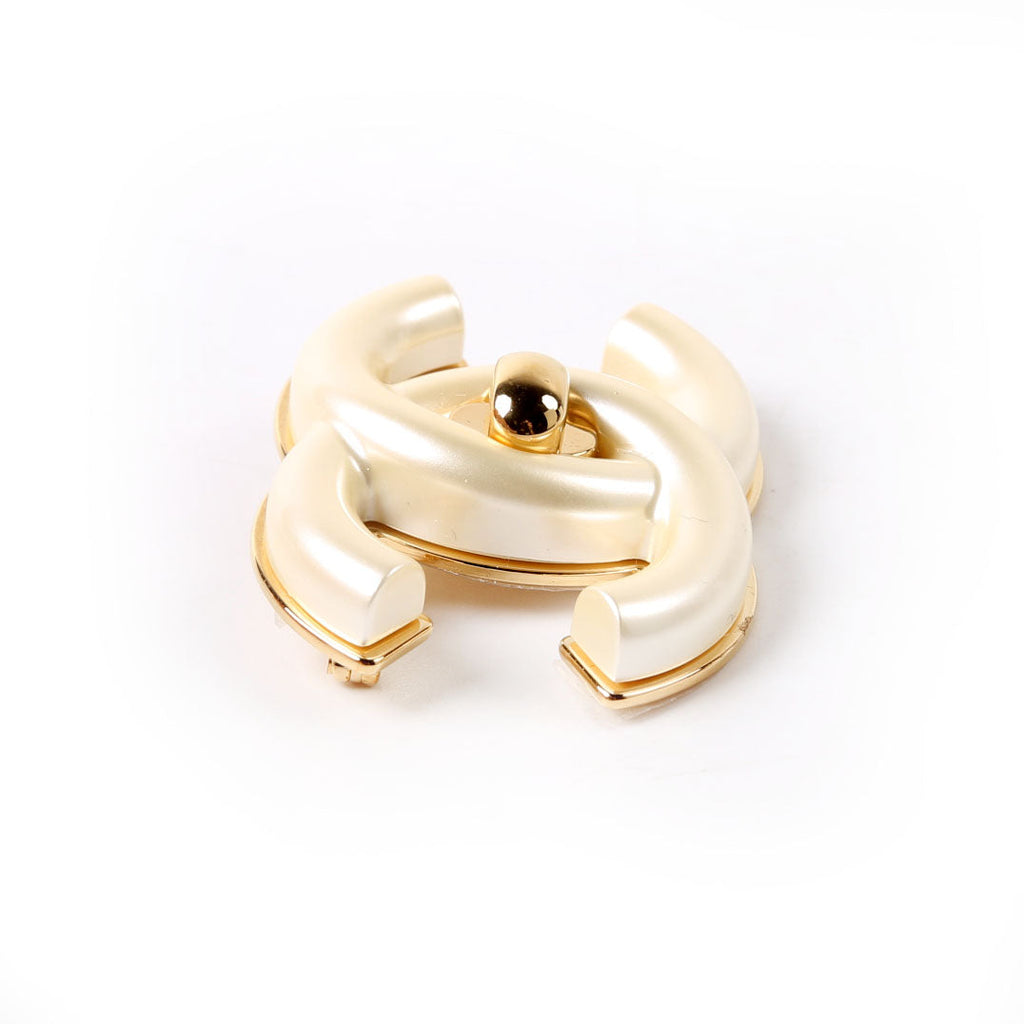 CC Pearl Turnlock Brooch Gold/Pearl