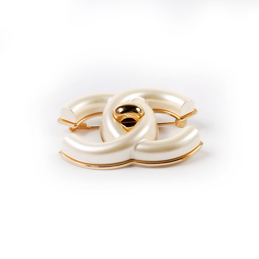CC Pearl Turnlock Brooch Gold/Pearl