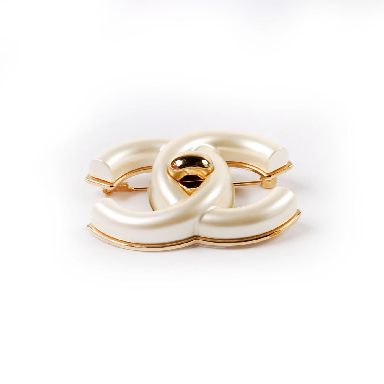 CC Pearl Turnlock Brooch Gold/Pearl