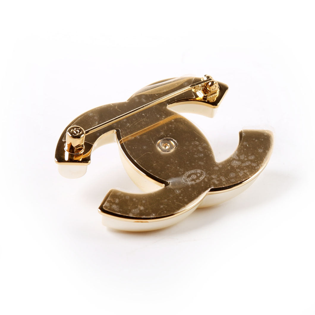 CC Pearl Turnlock Brooch Gold/Pearl