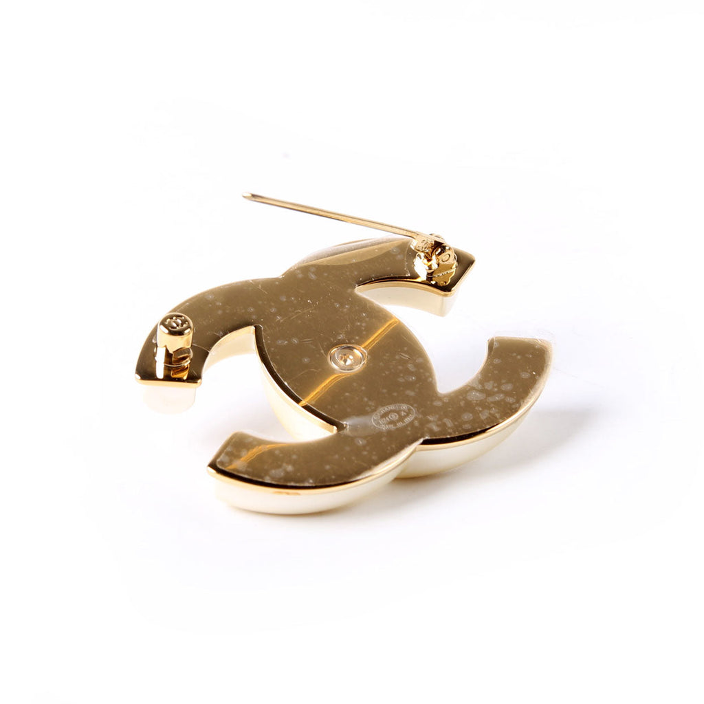 CC Pearl Turnlock Brooch Gold/Pearl