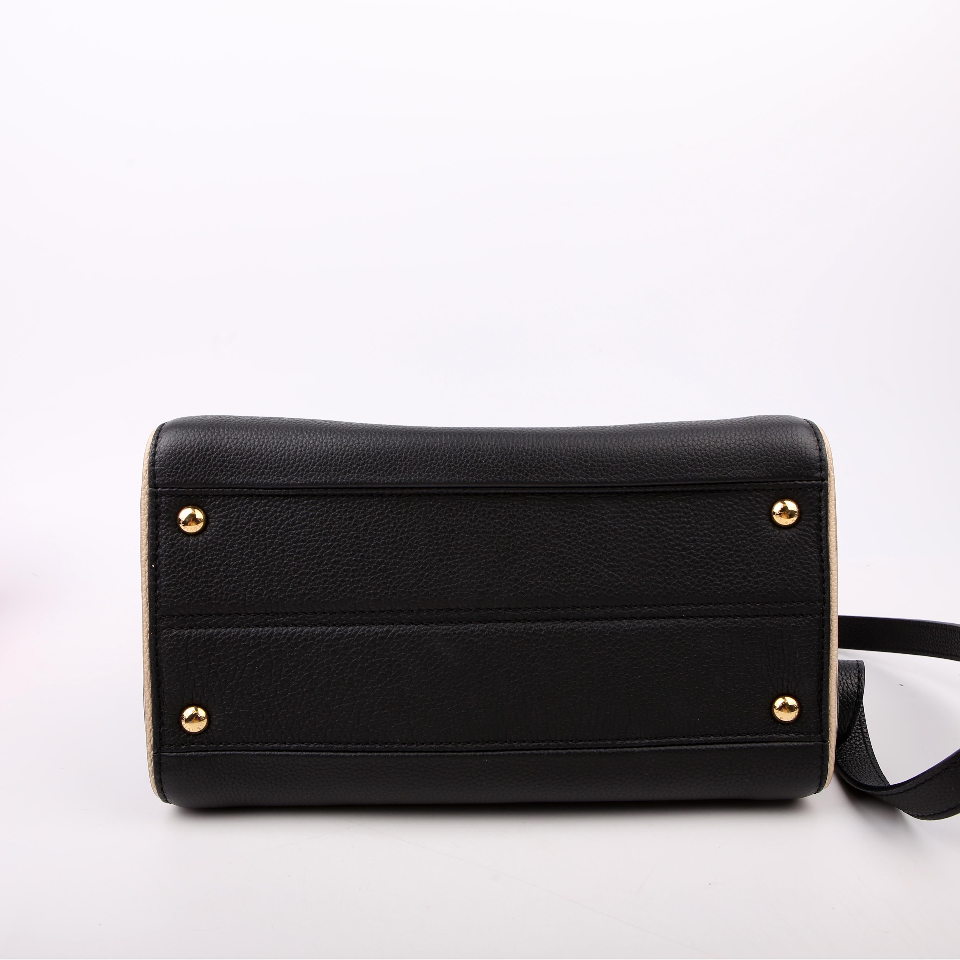 Double V Leather Black