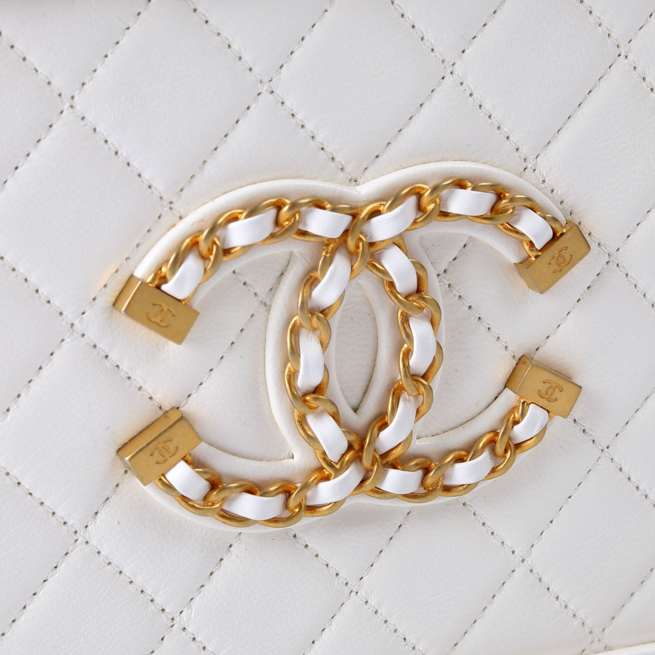 CC Filigree Vanity Case Medium 29M White