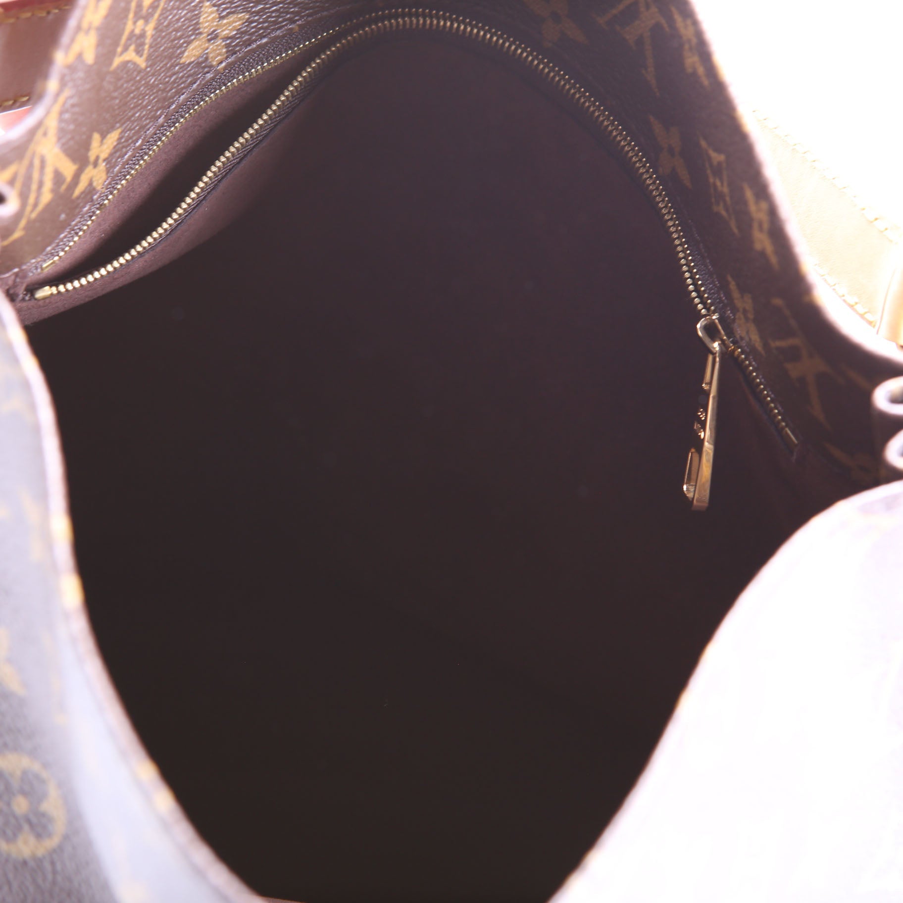Metis Shoulder Monogram
