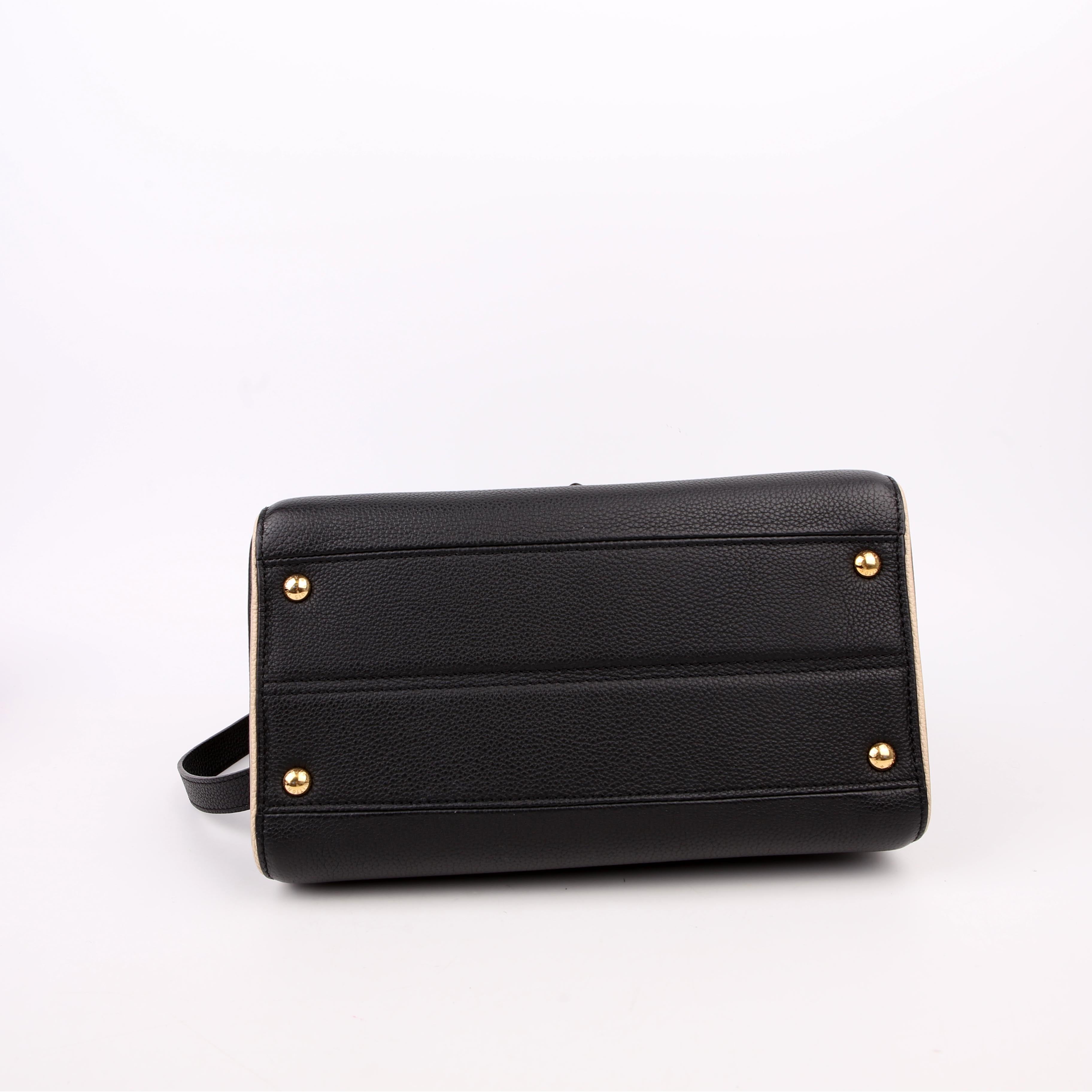 Double V Leather Black