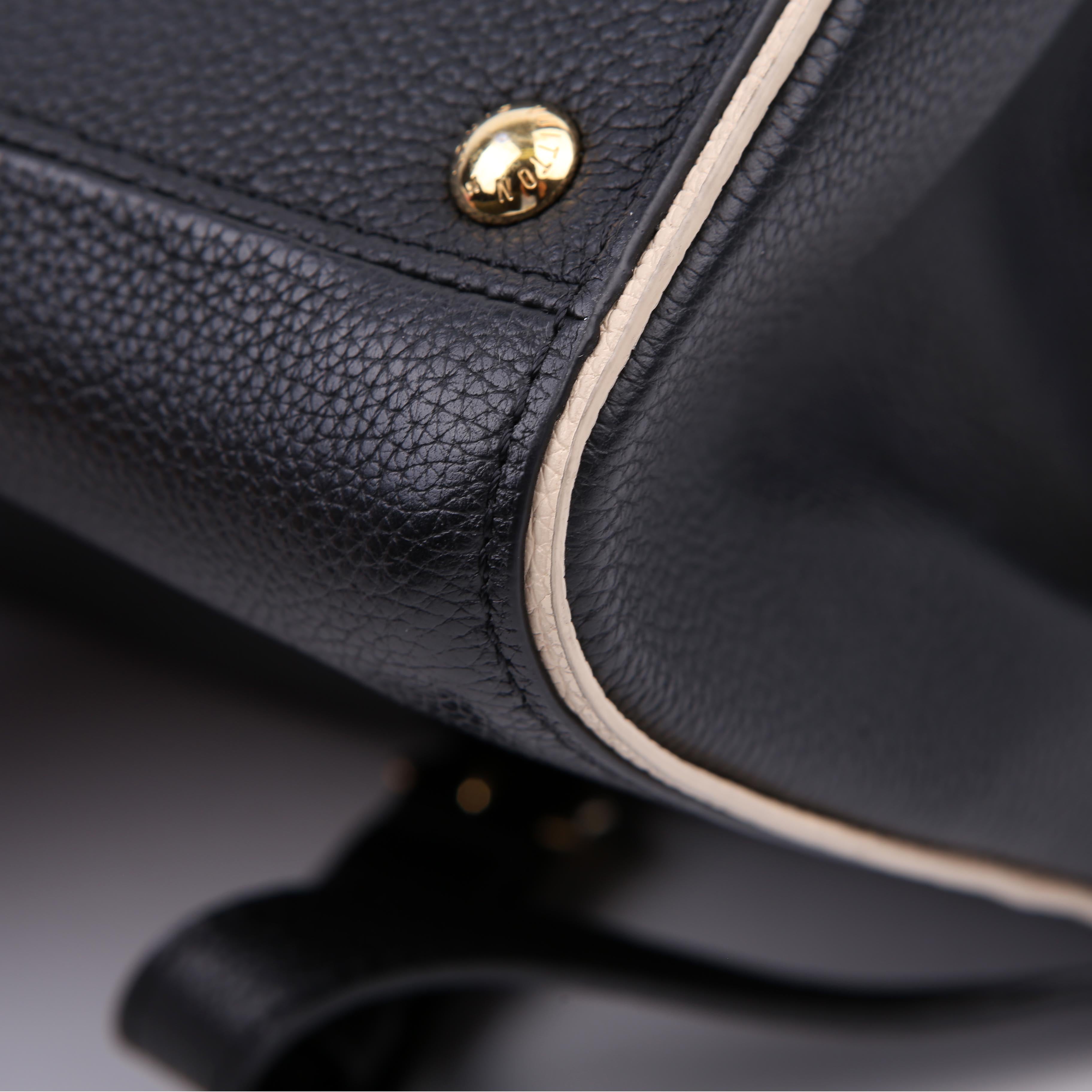 Double V Leather Black