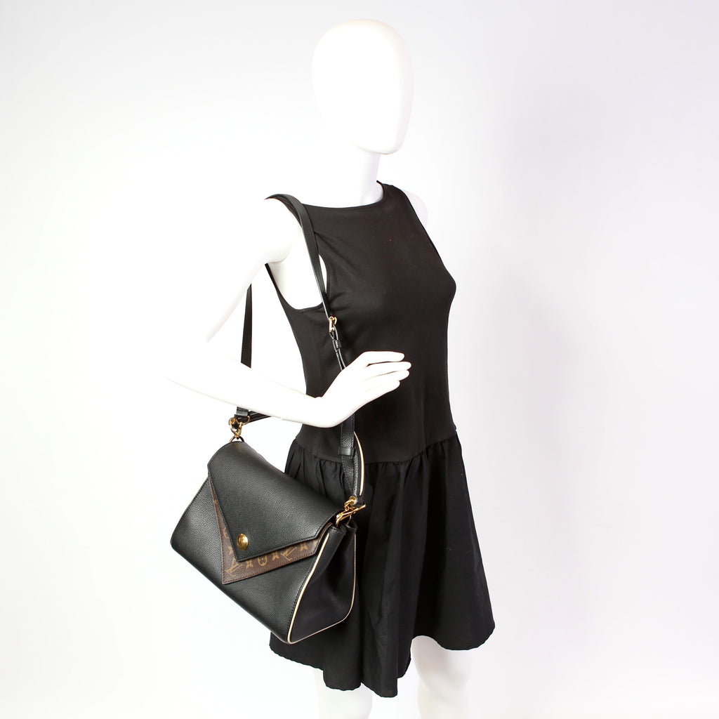 Double V Leather Black