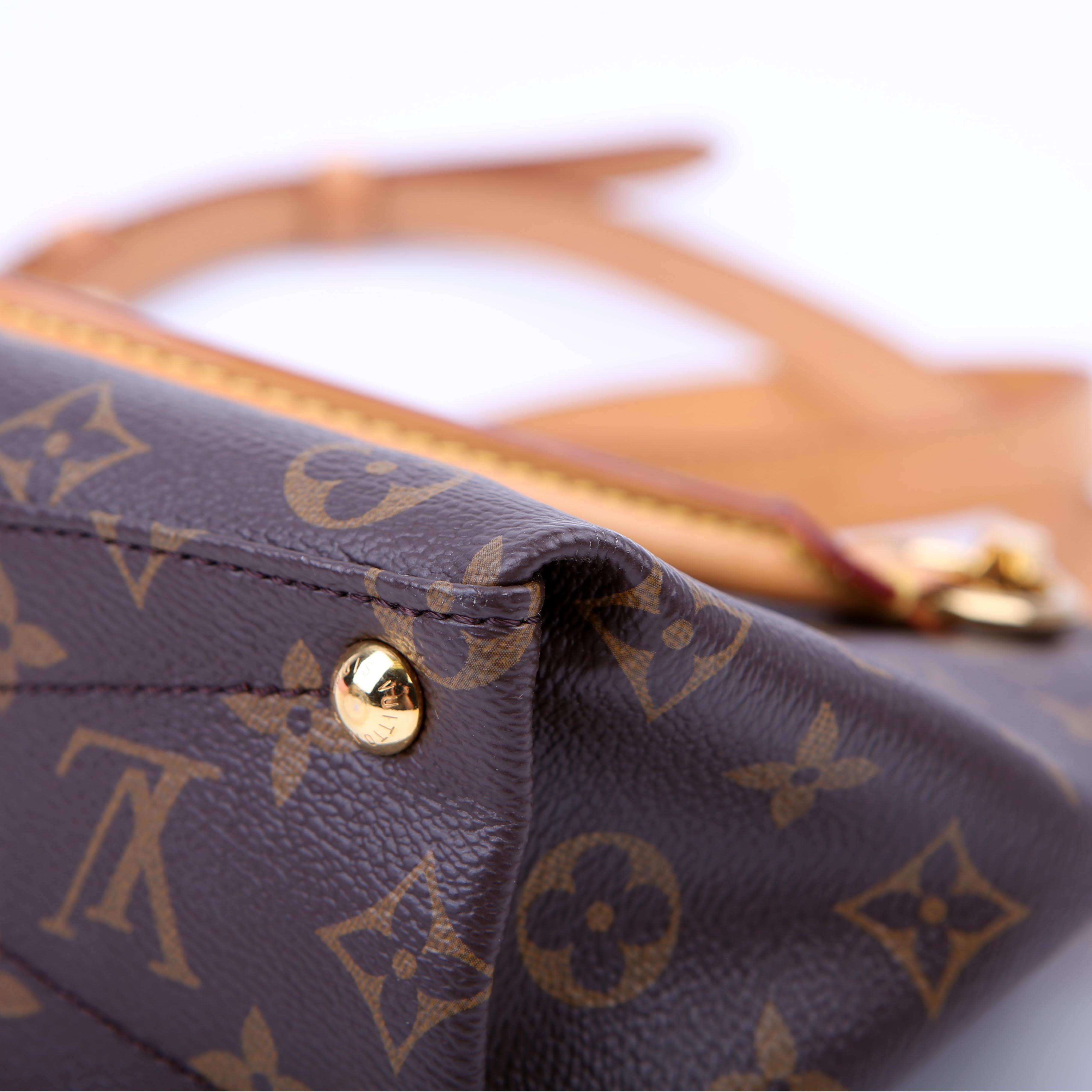 V Tote BB Monogram Red