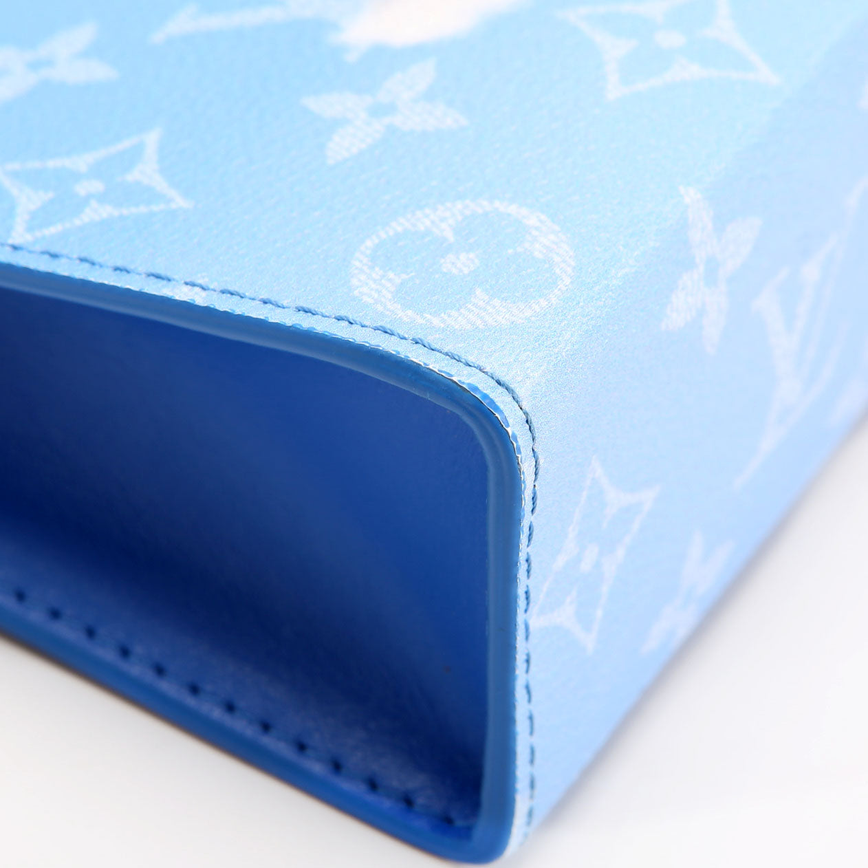 Pochette Voyage MM Clouds Monogram Blue/White