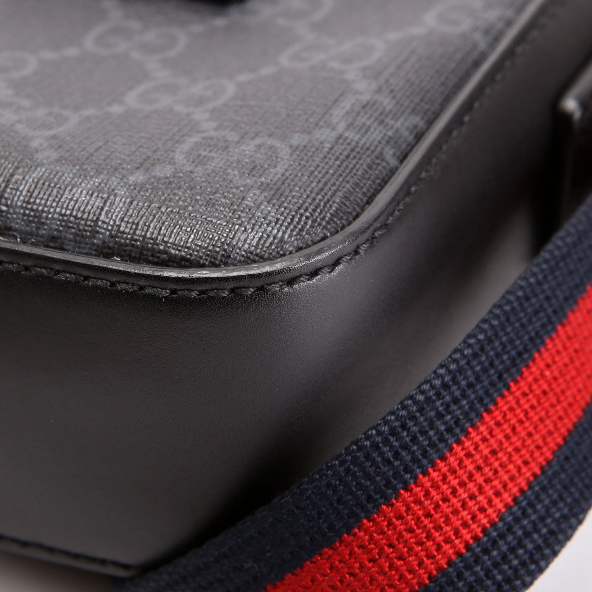 598103 GG Supreme Messenger