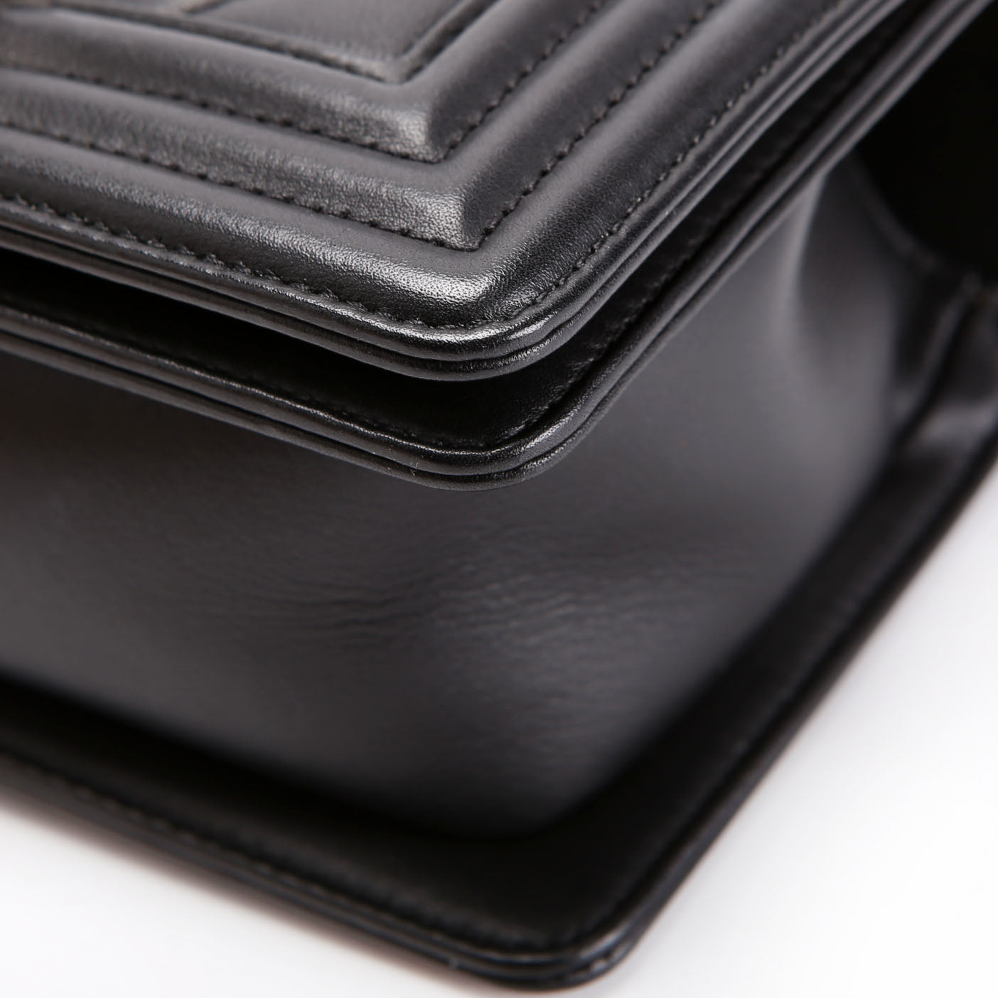 Boy Flap Small Chevron Calfskin 22M Black