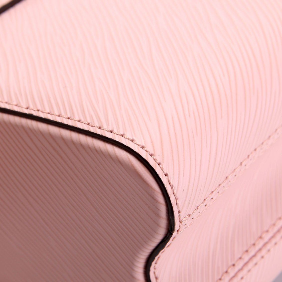 Twist MM Whipstitch Heart Epi Pink/White