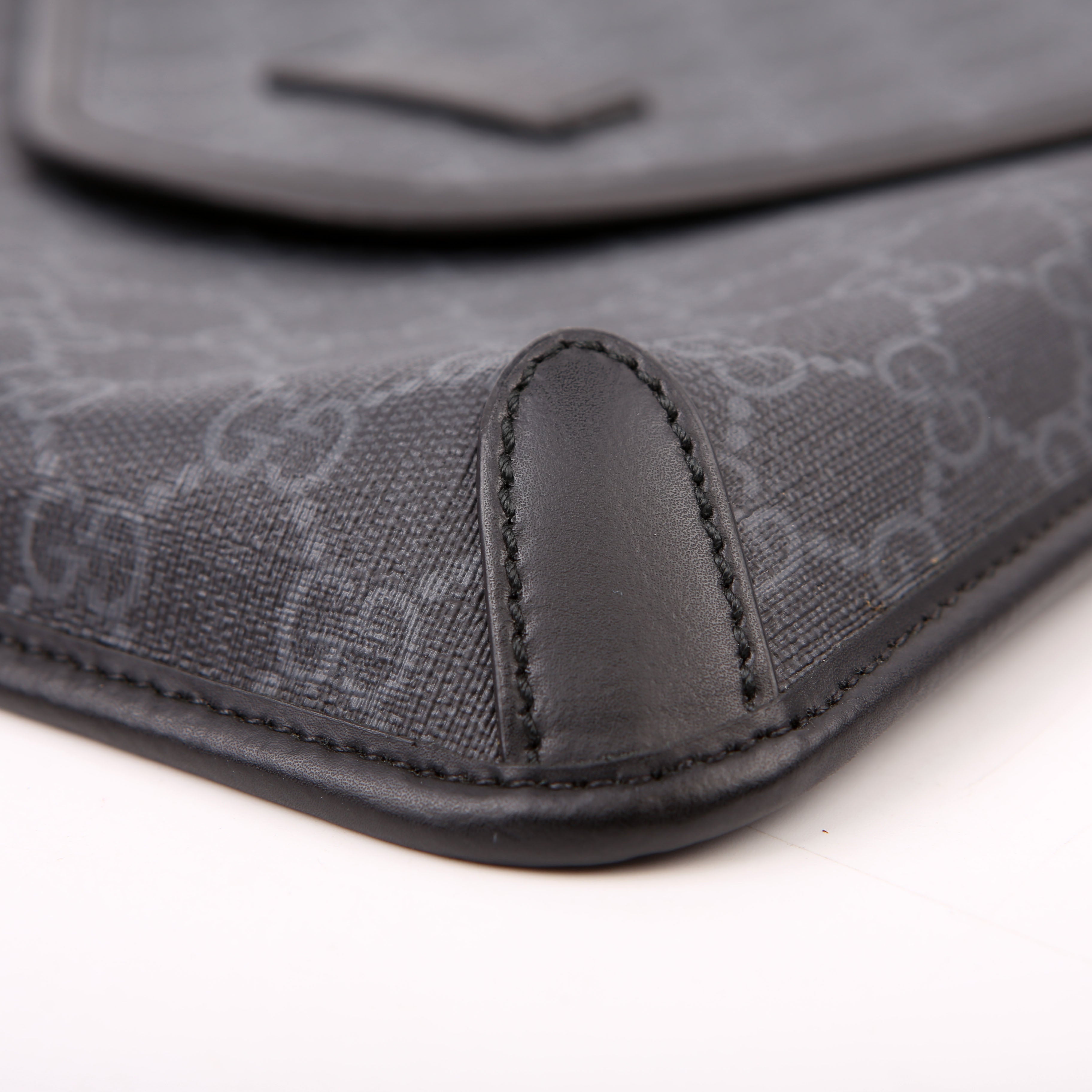 Gucci 599521 GG Supreme Messenger Black