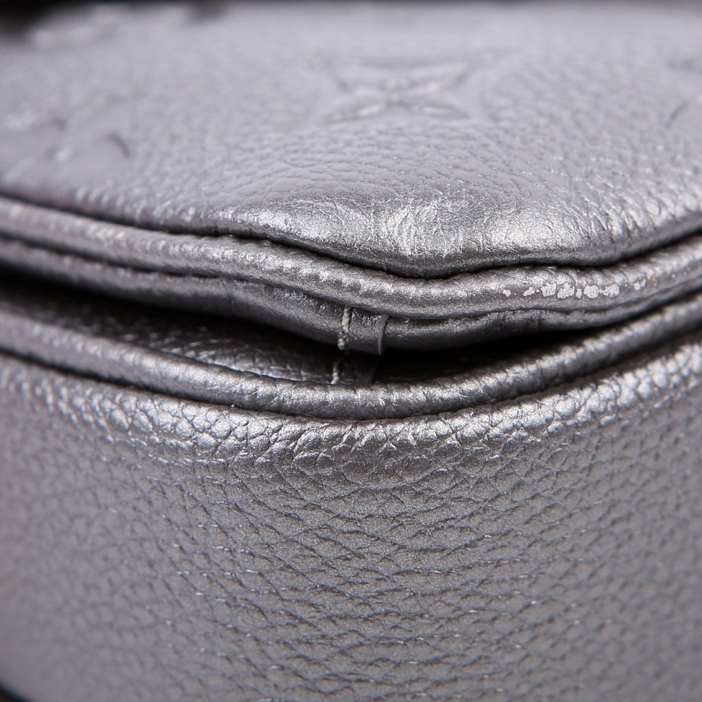 Pochette Metis East West Shimmery Empreinte Grey