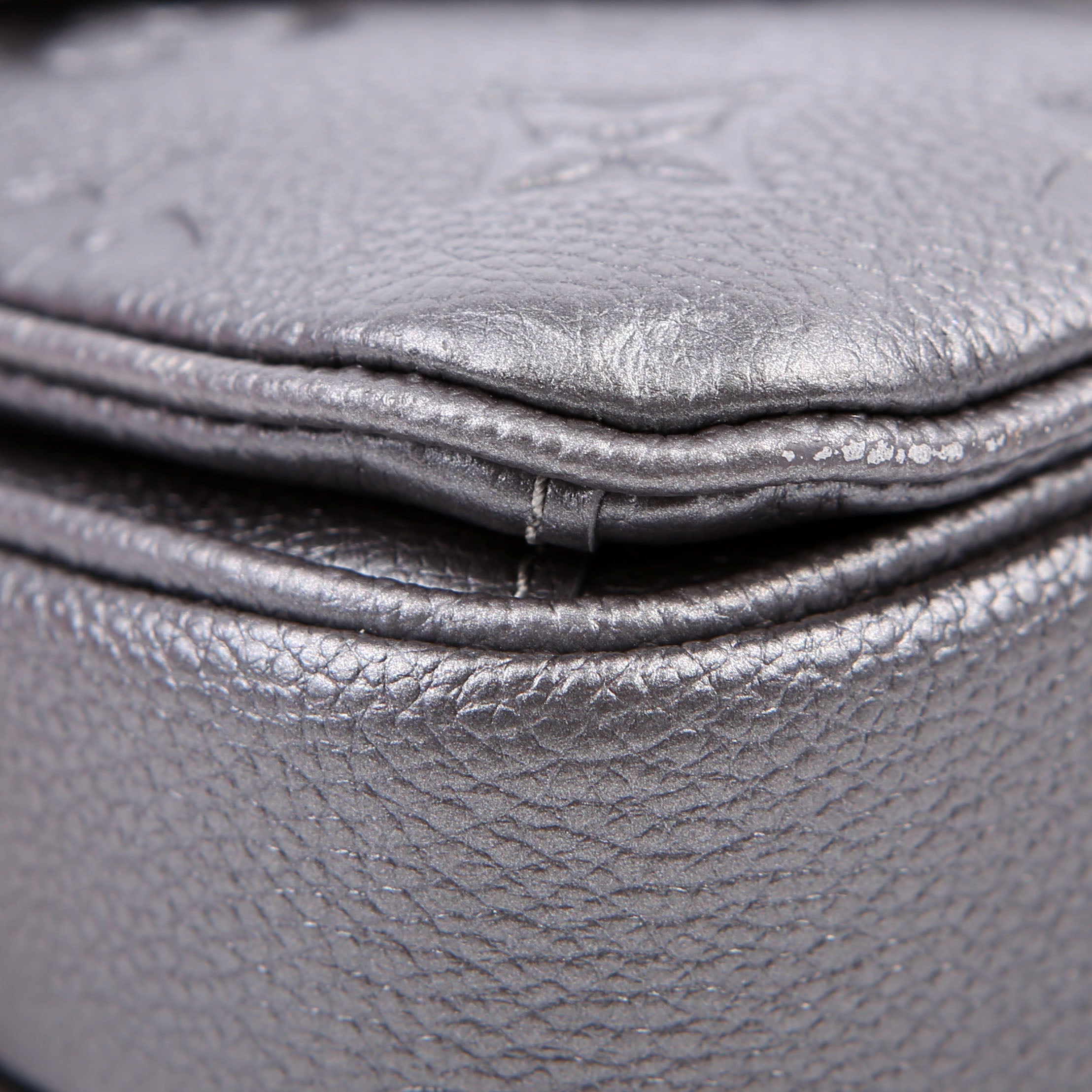 Pochette Metis East West Shimmery Empreinte Grey