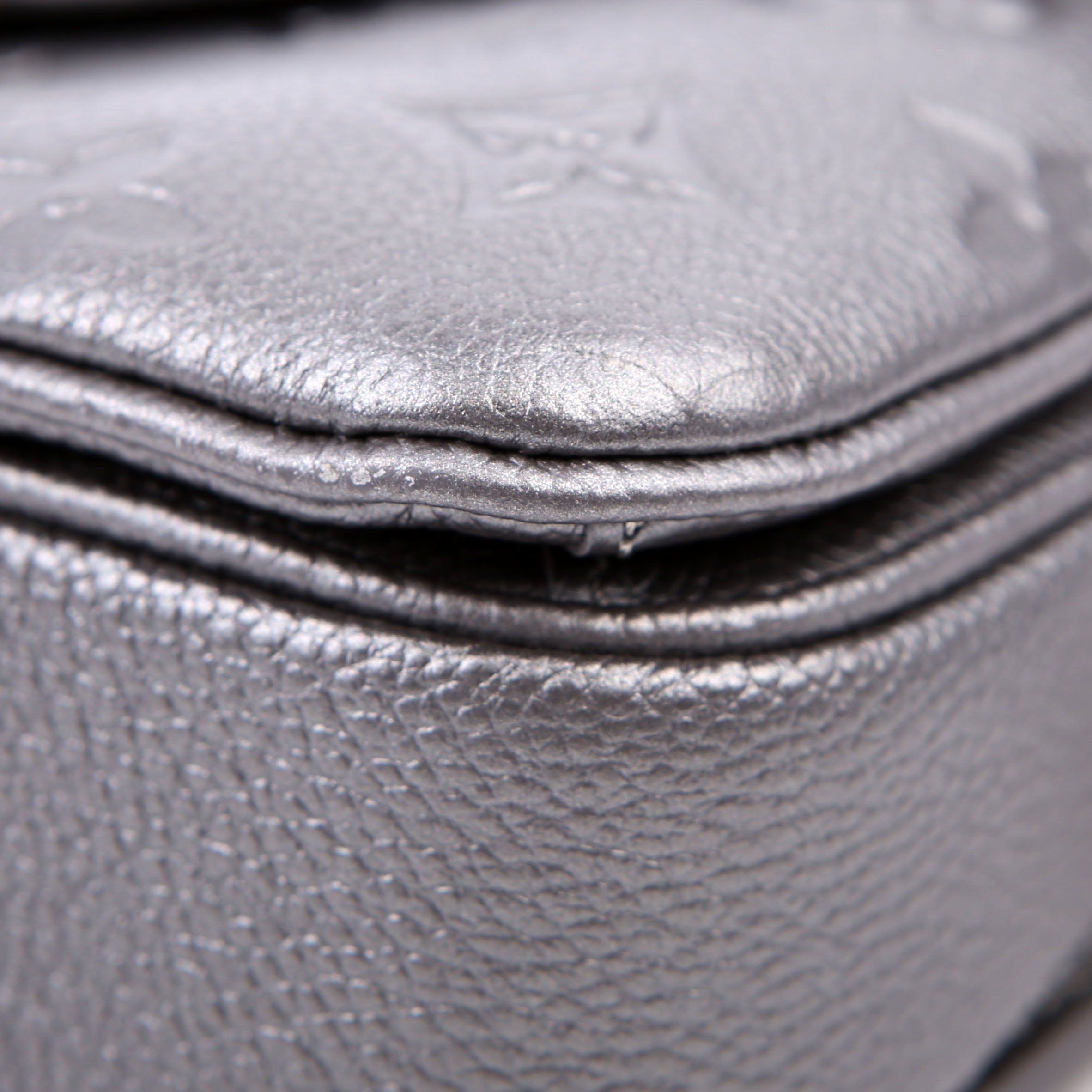 Pochette Metis East West Shimmery Empreinte Grey