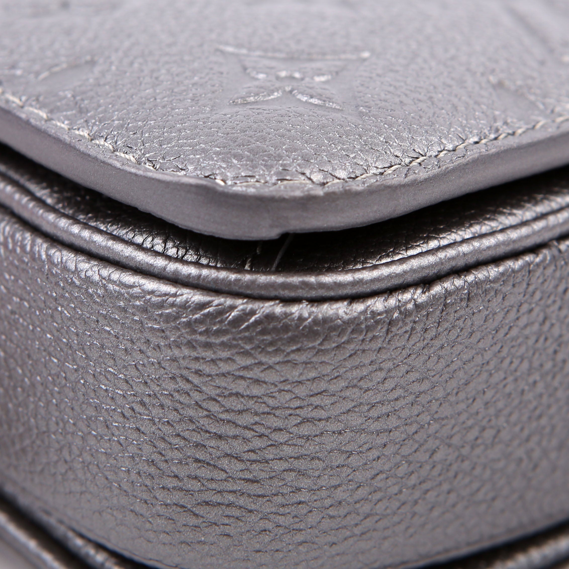 Pochette Metis East West Shimmery Empreinte Grey