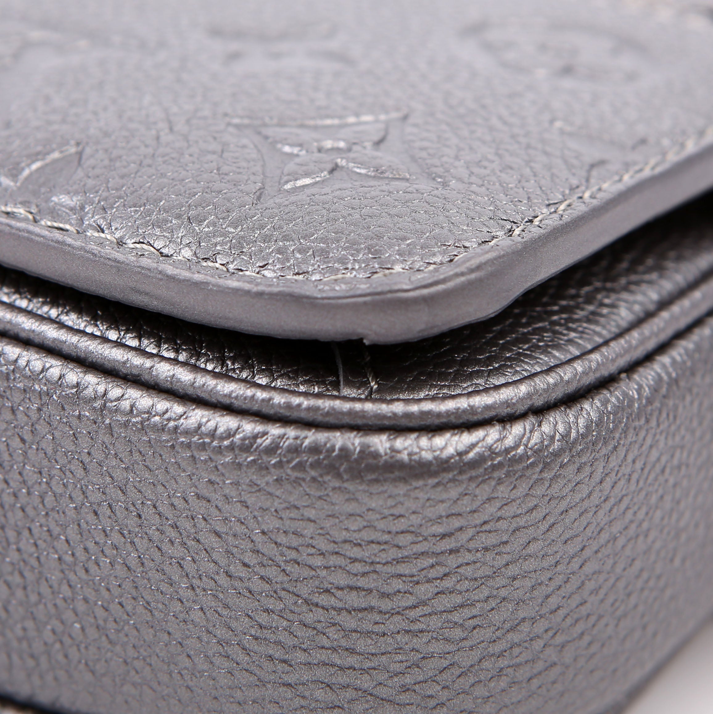 Pochette Metis East West Shimmery Empreinte Grey