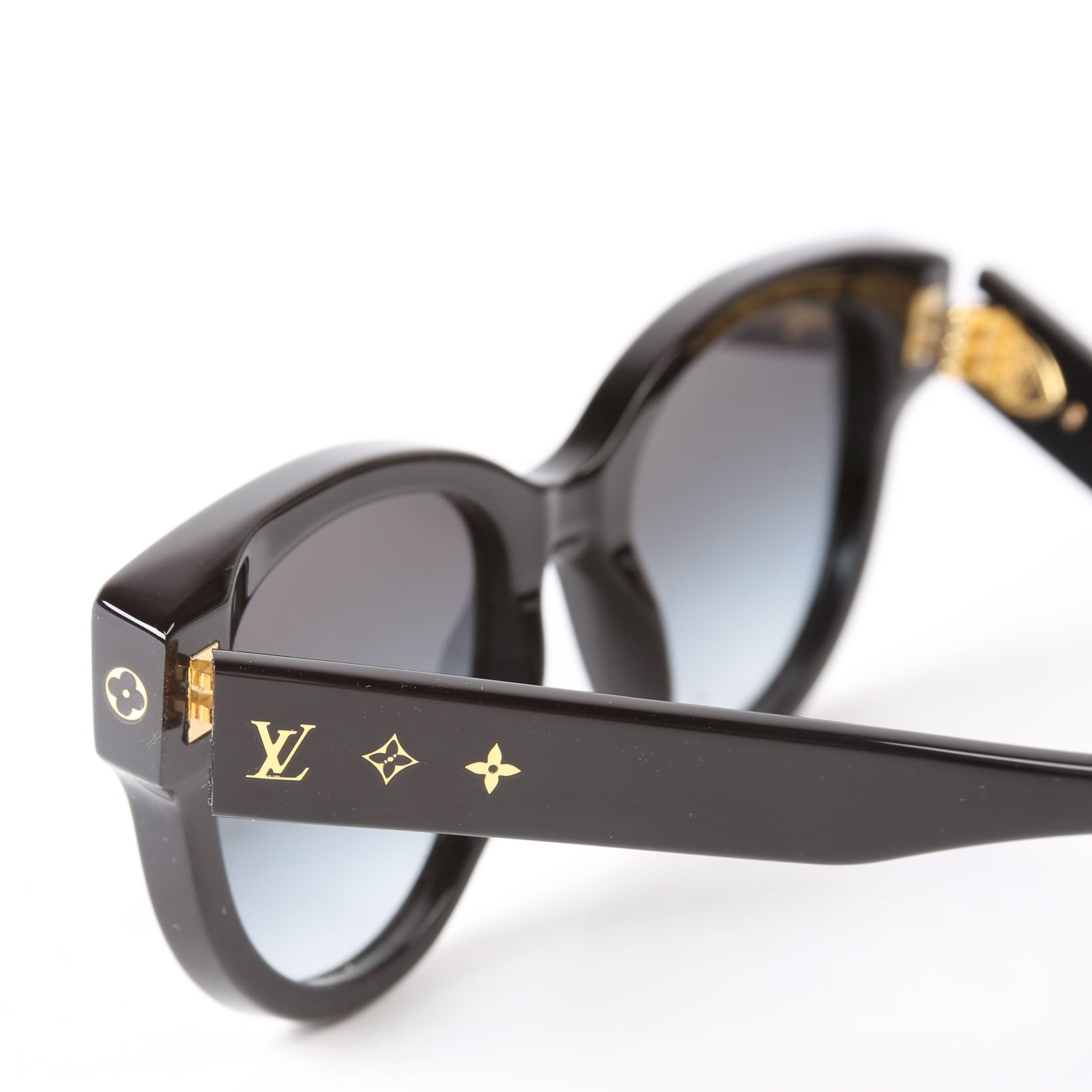Z1526W Square Sunglasses Black