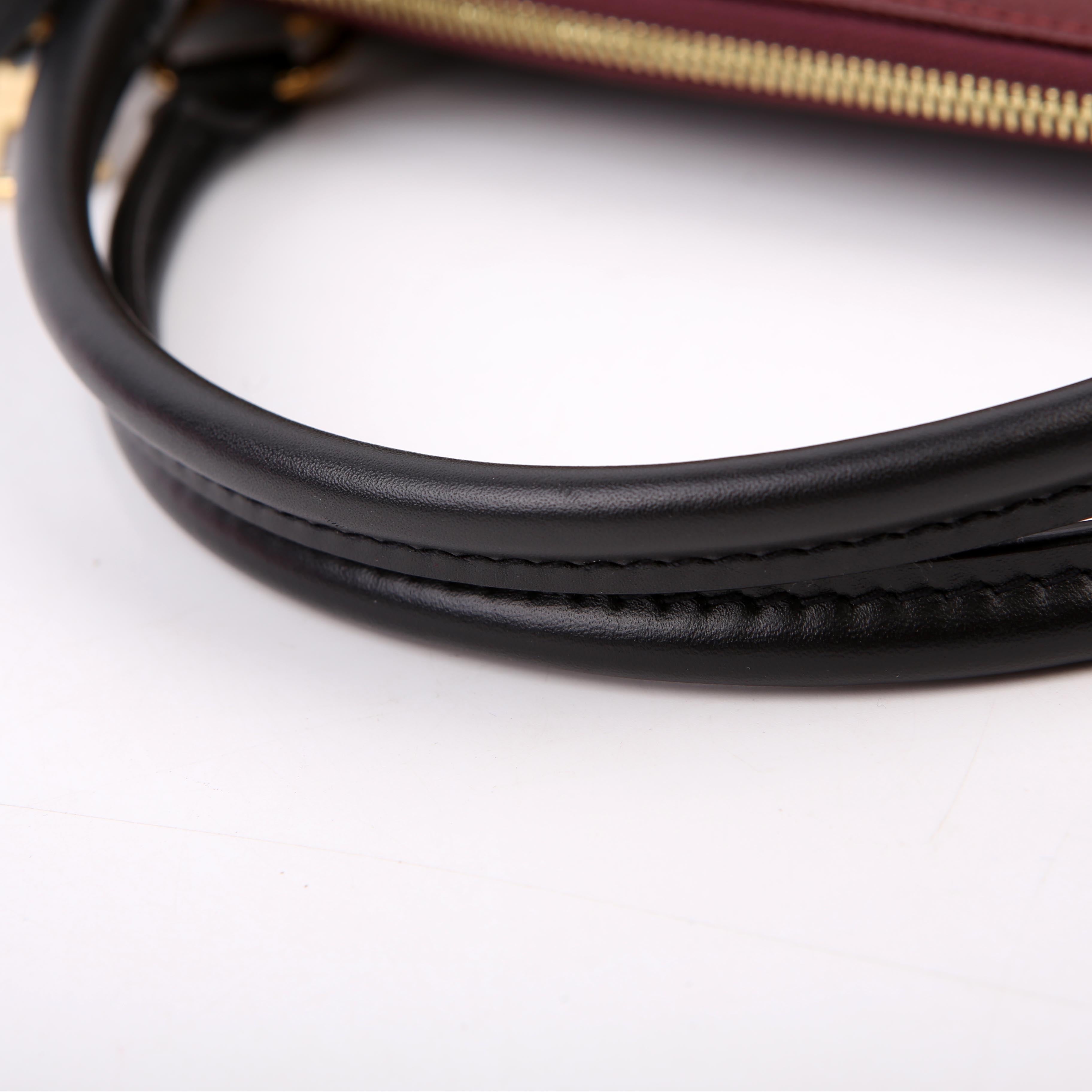 V Tote MM Monogram Black/Berry
