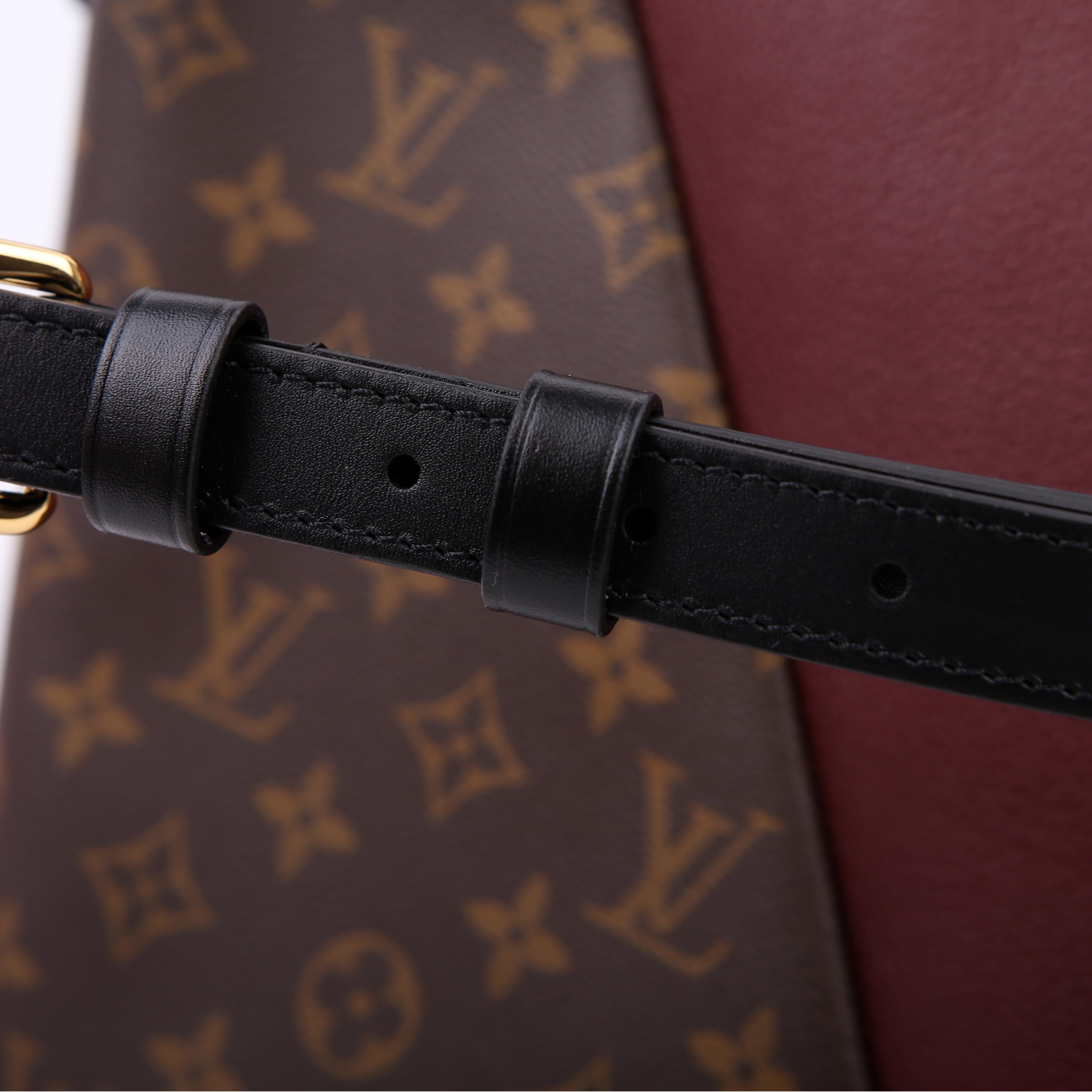 V Tote MM Monogram Black/Berry