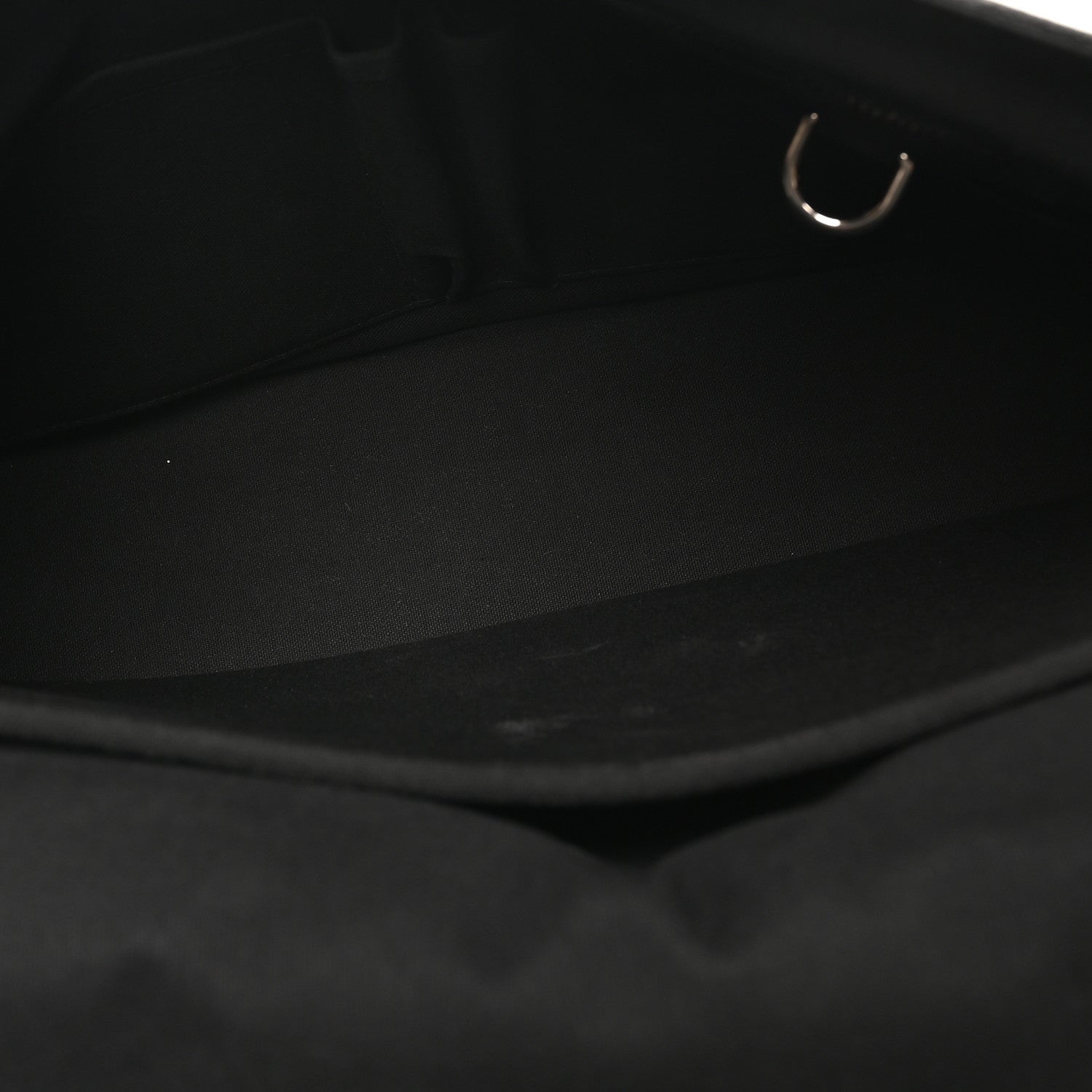 Louis Vuitton Taiga Roman GM Messenger Black