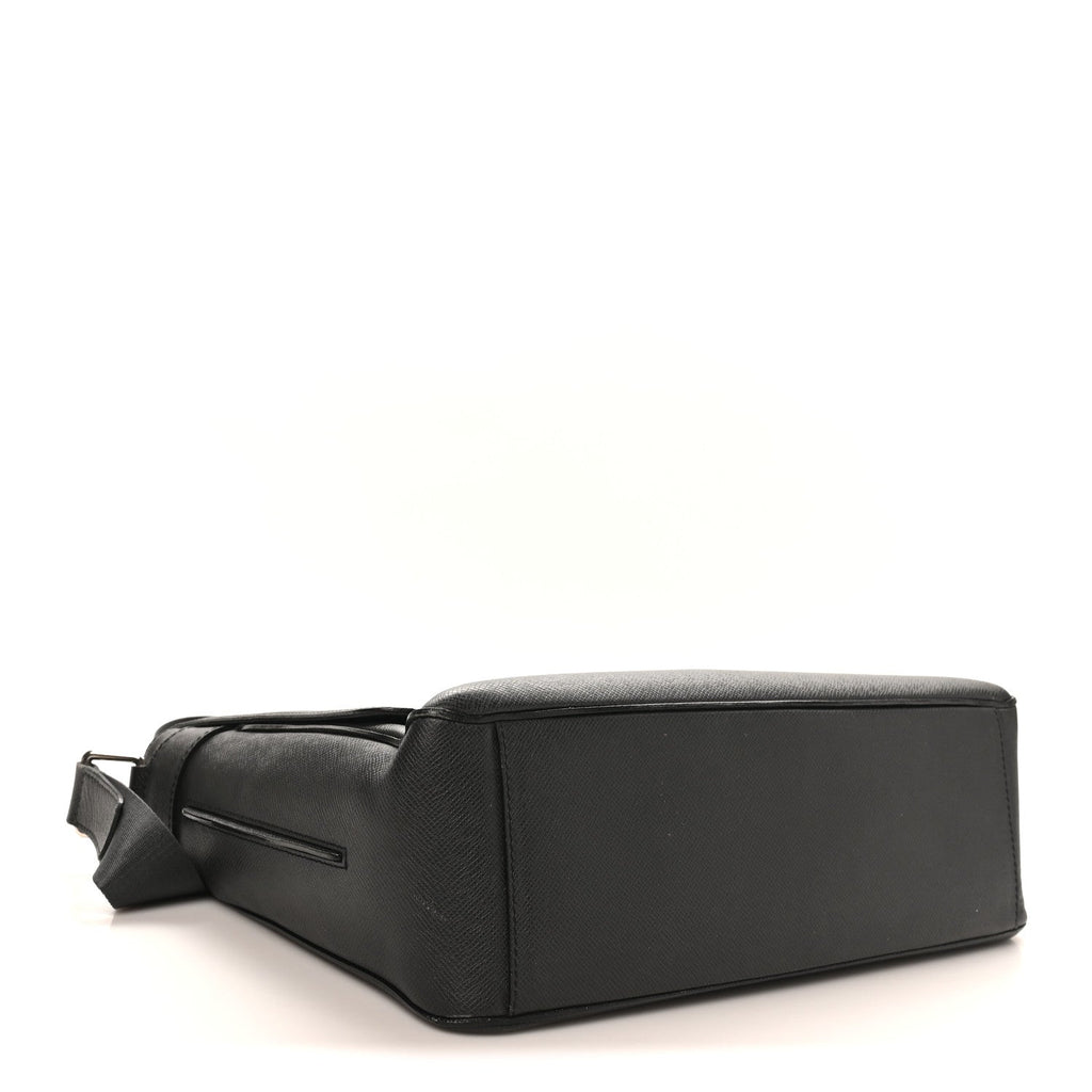 Louis Vuitton Taiga Roman GM Messenger Black