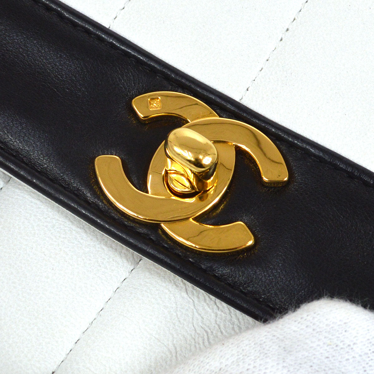 CHANEL 1991-1994 Vertical Border Flap Small Lambskin