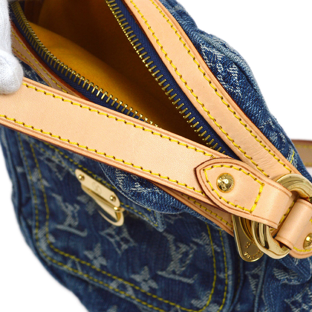 LOUIS VUITTON 2007 CAMERA BAG M95348