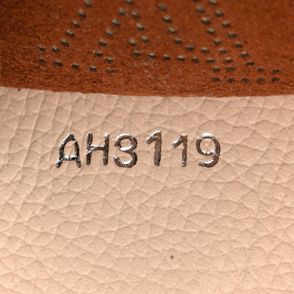 Louis Vuitton Mahina Carmel Hobo Creme