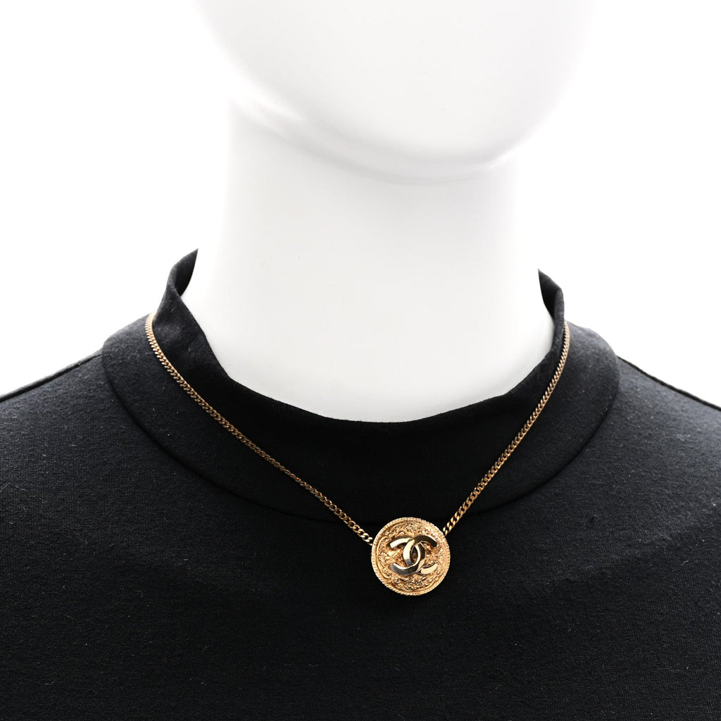 Metal CC Round Pendant Necklace Gold
