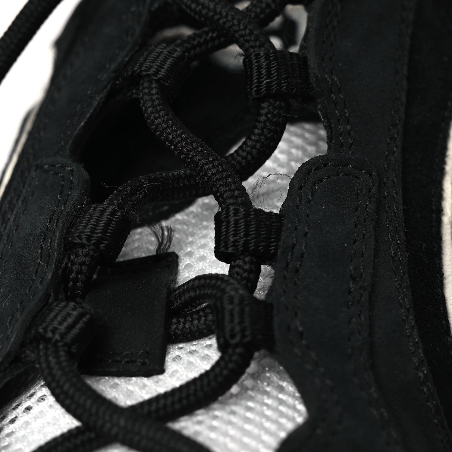 Gucci Technical Knit Fabric Suede Calfskin Womens Gucci Run Sneakers 38 Black White