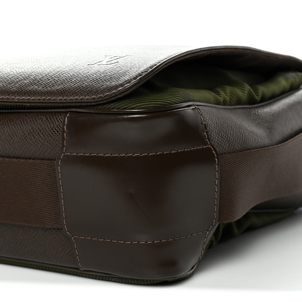 Louis Vuitton Taiga Andrei Messenger Bag Grizzli