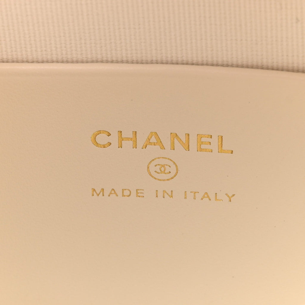 Chanel Caviar Quilted Hobo Clutch With Chain White