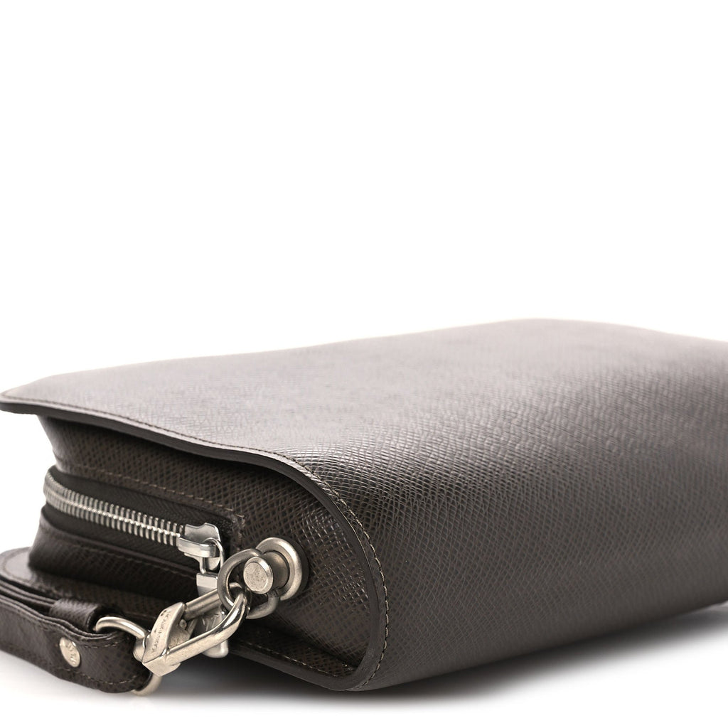 Louis Vuitton Taiga Baikal Pochette Grizzli