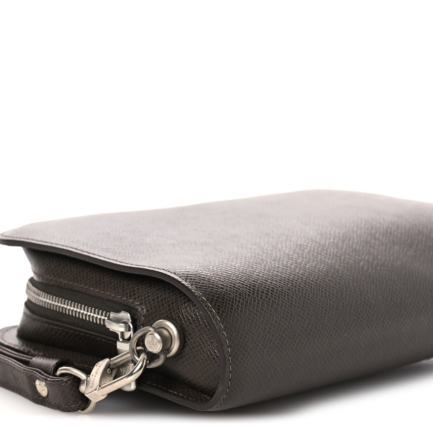 Louis Vuitton Taiga Baikal Pochette Grizzli