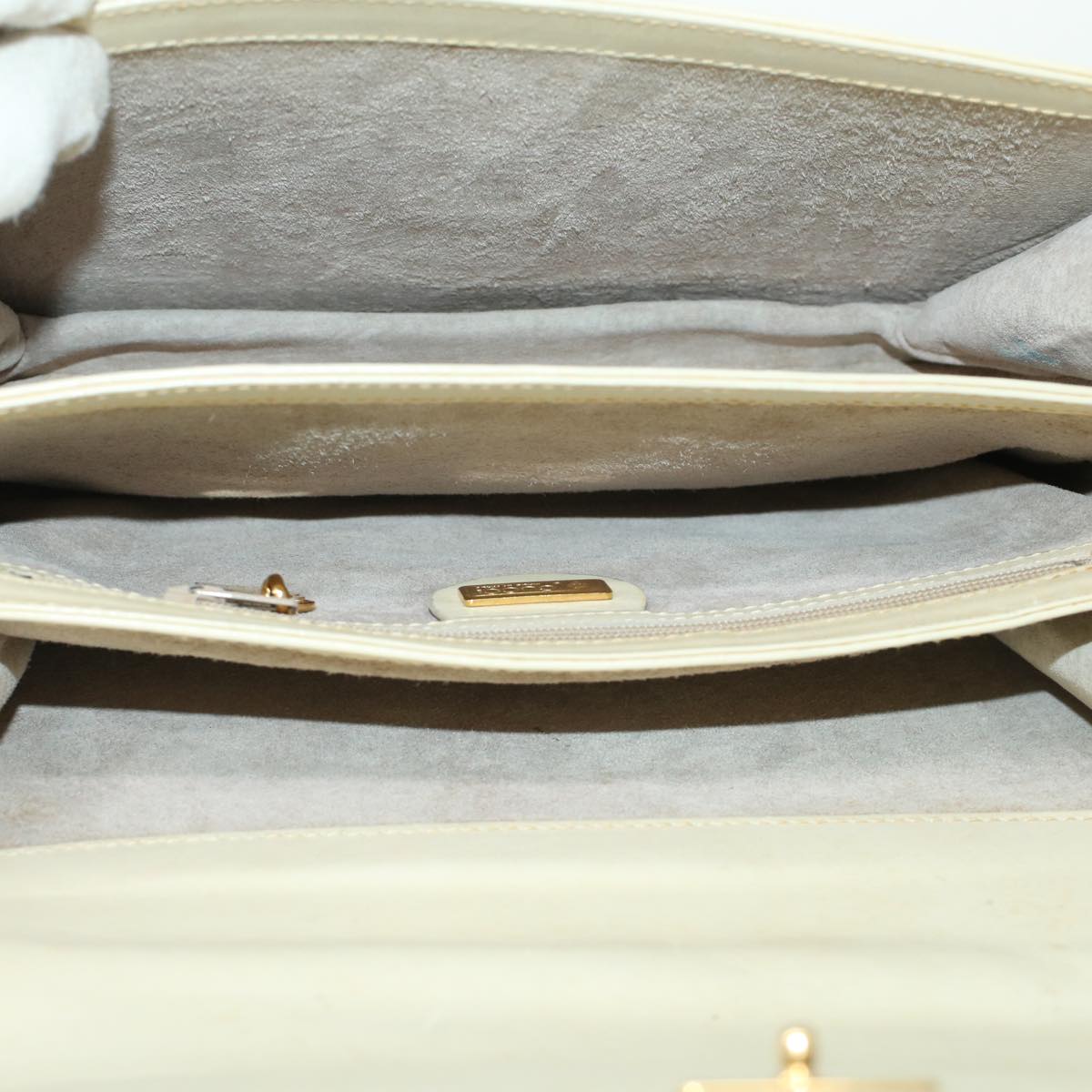GUCCI Turn Lock Shoulder Bag Leather White 001.406.0587  45900