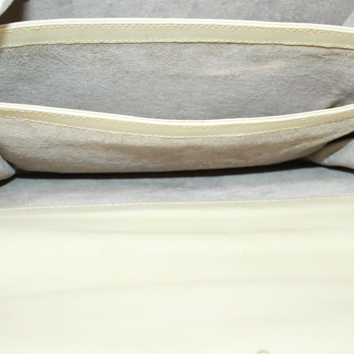 GUCCI Turn Lock Shoulder Bag Leather White 001.406.0587  45900