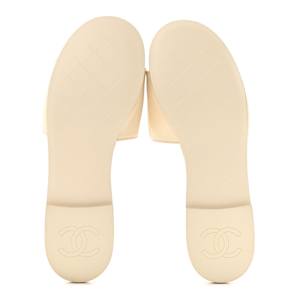 Lambskin Quilted Turnlock Flat Mules 39 Light Beige