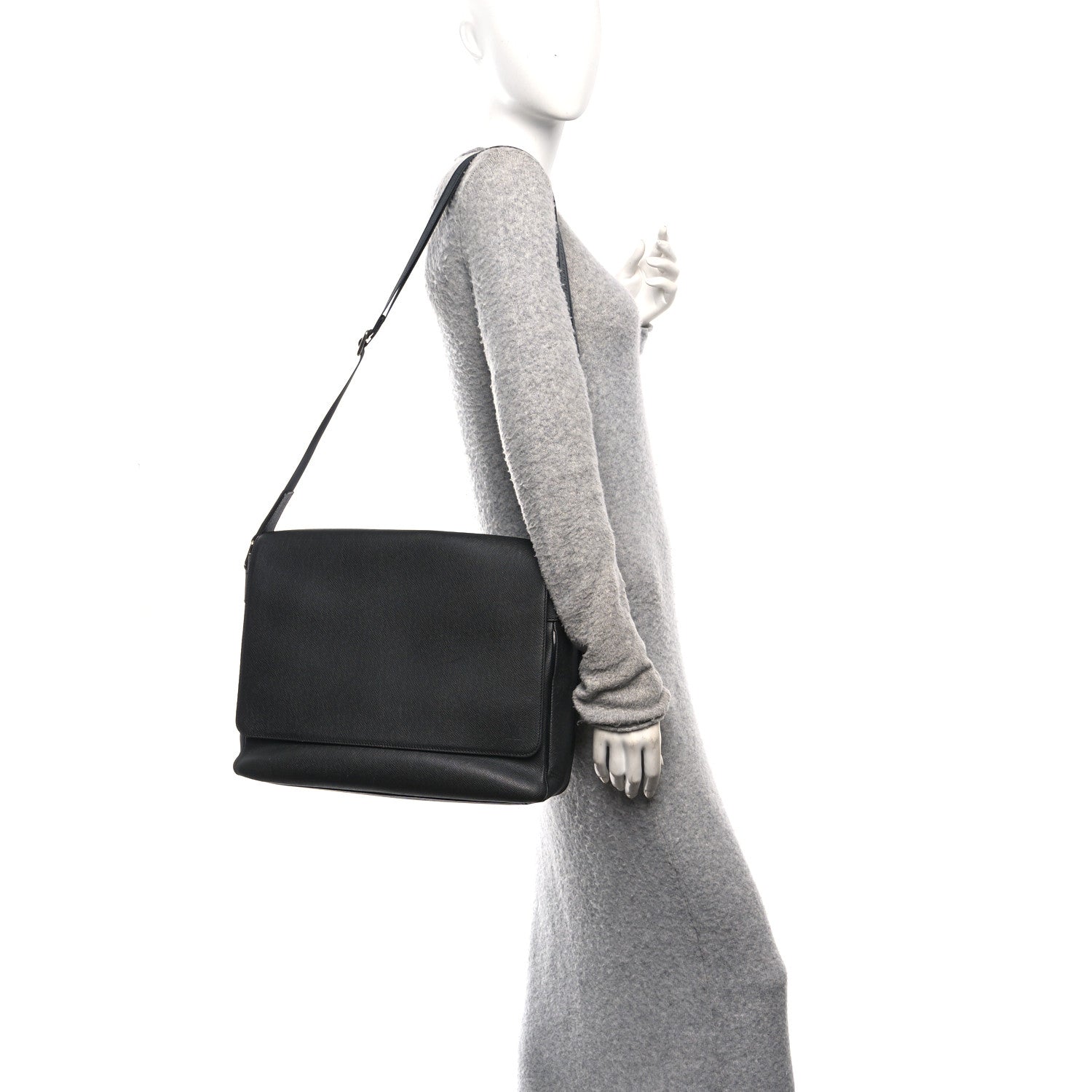 Louis Vuitton Taiga Roman GM Messenger Black