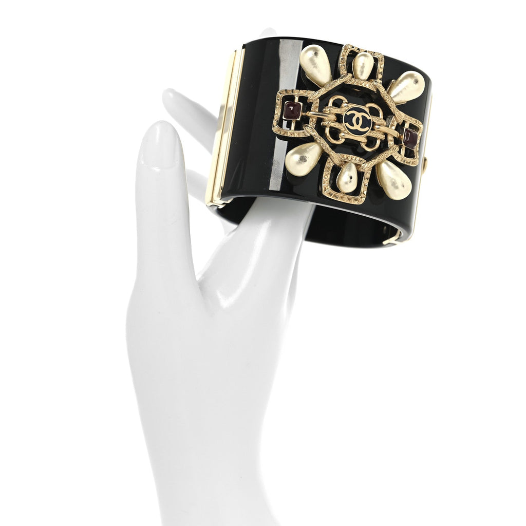 Resin Gripoix Pearl CC Wide Cuff Black