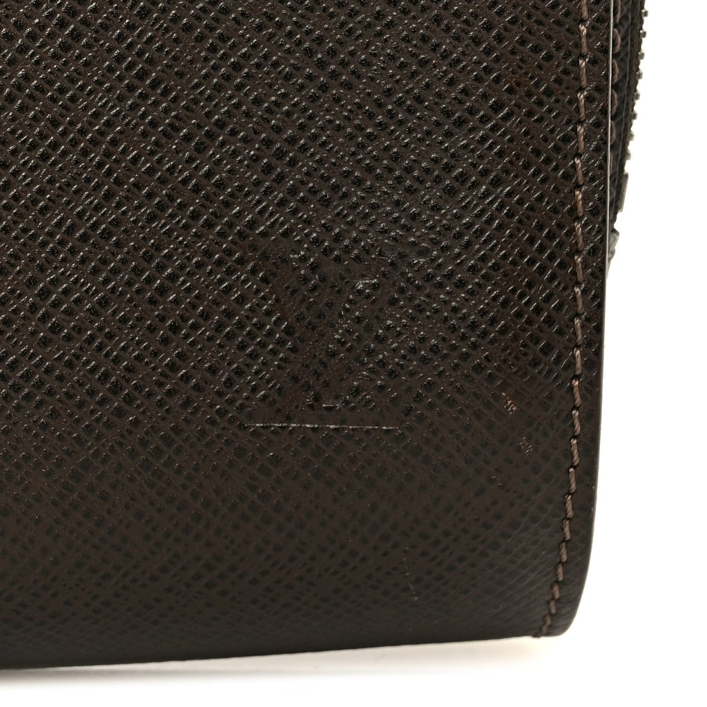 Louis Vuitton Taiga Baikal Pochette Grizzli