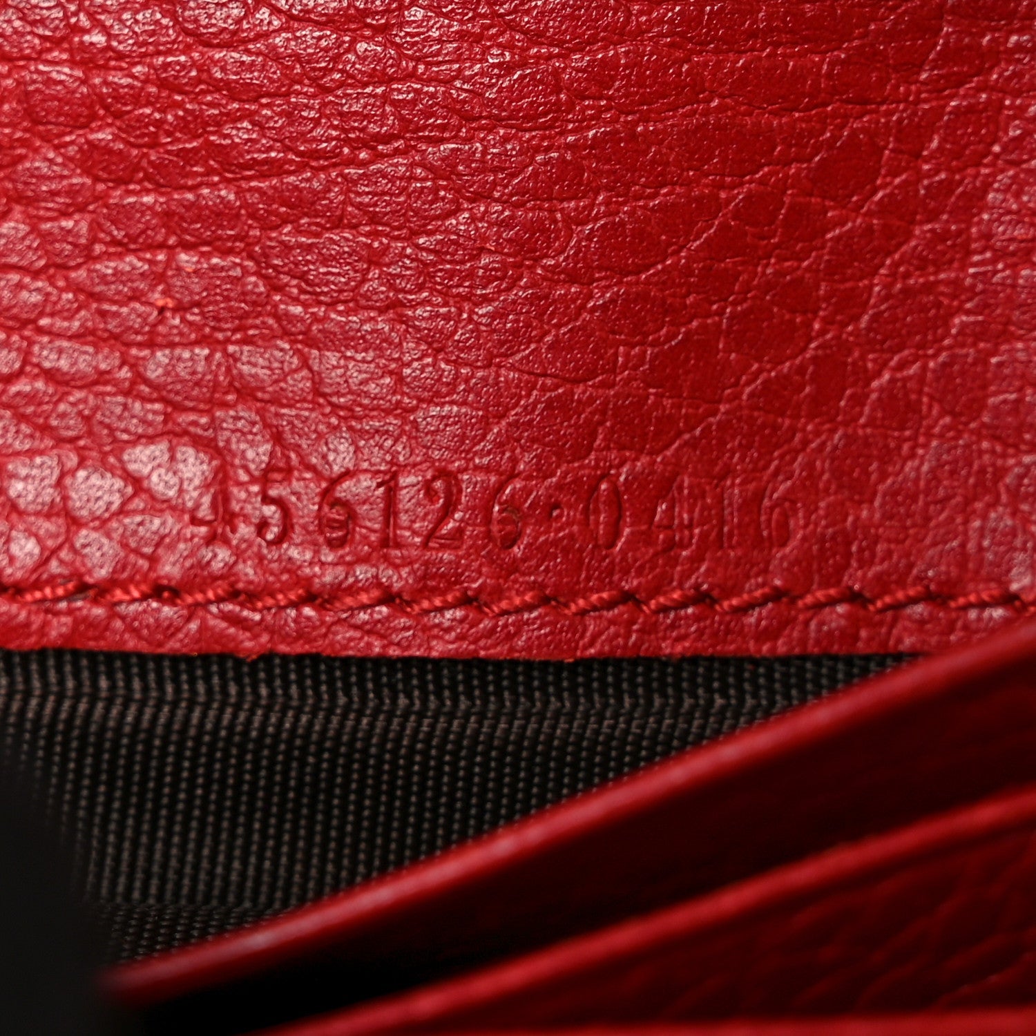 Gucci Pebbled Calfskin GG Marmont Card Case Hibiscus Red