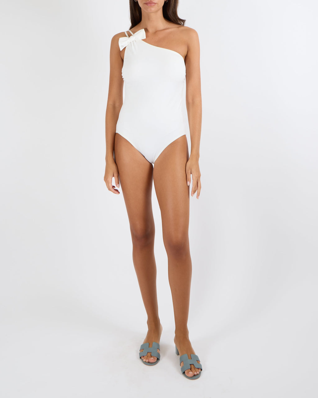 Chanel Coco Beach 2021 White One-Shoulder One-Piece Swimsuit with Bow and Crystal CC Logo Detail Size FR 40 (UK 12)