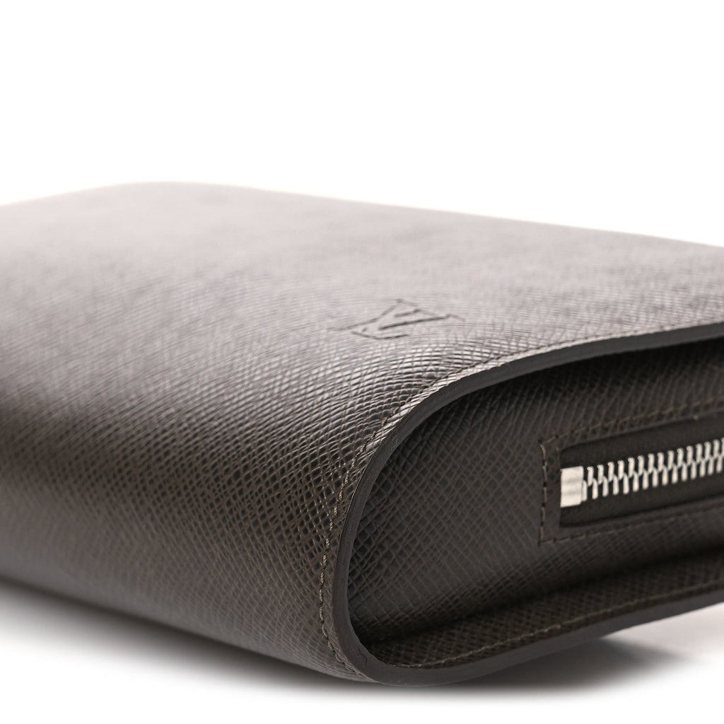 Louis Vuitton Taiga Baikal Pochette Grizzli