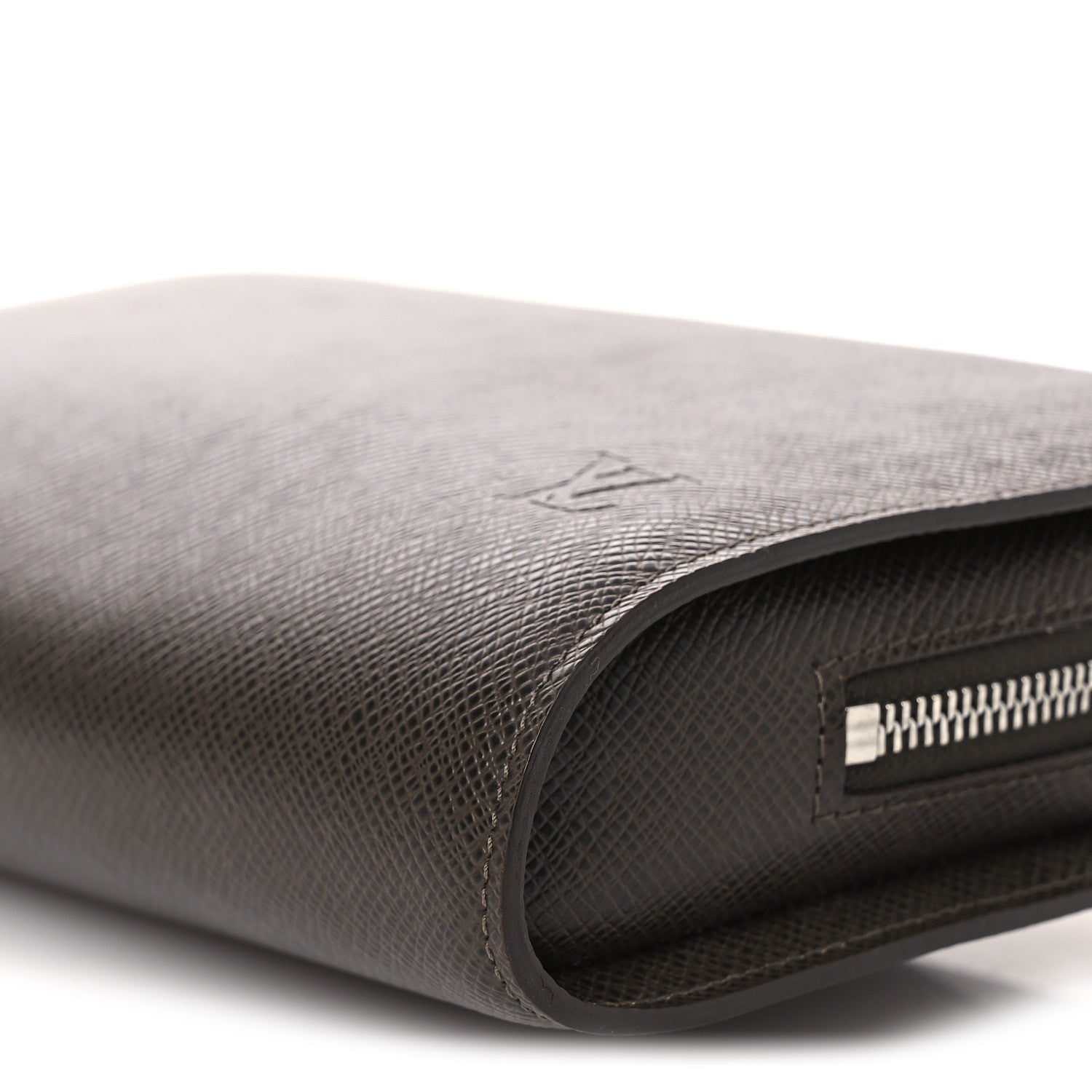 Louis Vuitton Taiga Baikal Pochette Grizzli