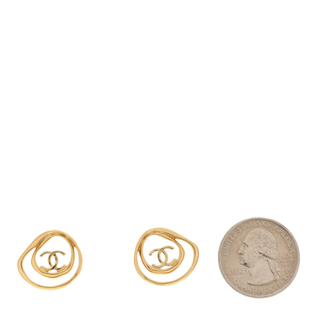 Metal CC Swirl Earrings Gold