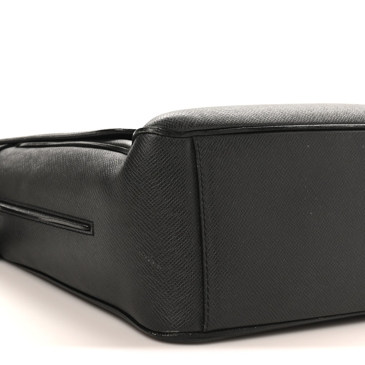 Louis Vuitton Taiga Roman GM Messenger Black